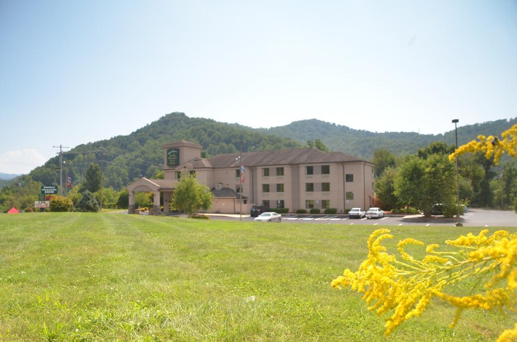 Smoky Mountain Inn & Suites 체로키 외부 사진